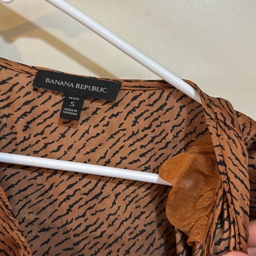 Banana Republic SP Women's Animal Print V-Neck Top!! - Picture 9 of 9